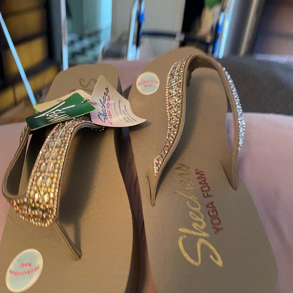 brand new sketchers flip flops ! Pictures don’t do them justice! Really pretty! - Picture 4 of 9